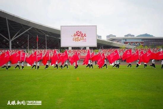 讲述了几个海盗的恩恩怨怨：杰克被另一个海盗船长抛弃在荒岛上，他的;黑珍珠海盗船被骗走；巴博萨船长需要一个特殊的东西来解开月光下变成骷髅的咒语；铁匠威尔其实是海盗之子，但他自己并不知情，他只是把小时候留下的;传家宝送给了心上人的故事